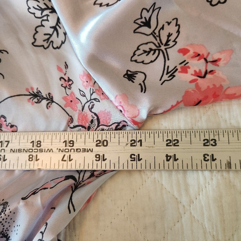 Jones NY Kimono Floral Satin In Pink and Light Gray - Picture 6 of 7